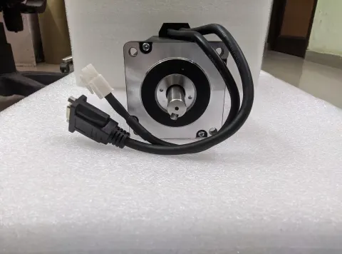 ME286T040EC closed-loop stepper motor, 4 Nm, NEMA 34 86mm flange with encoder cable — additional view