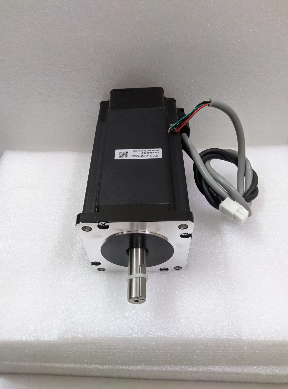 ME286T120EC closed-loop stepper motor, 12 Nm, NEMA 34 86mm flange with encoder cable — additional view