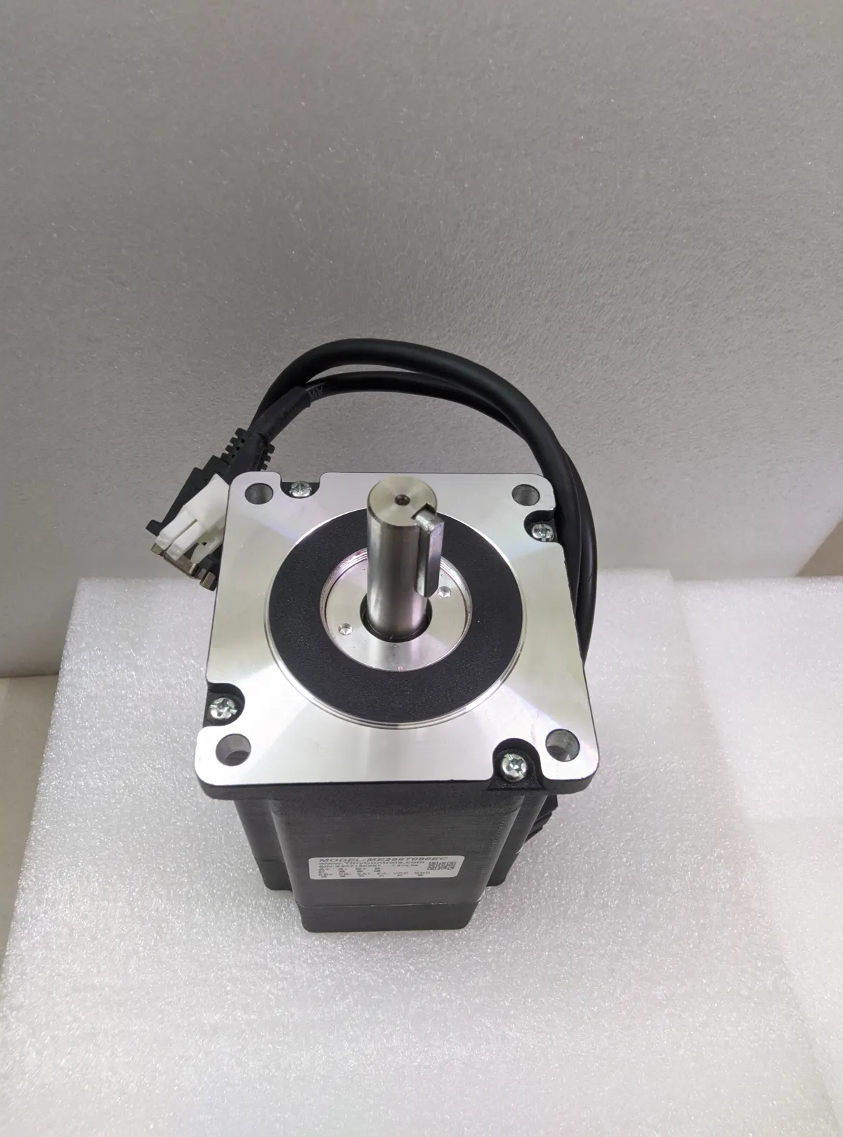 ME286T080EC closed-loop stepper motor, 8 Nm, NEMA 34 86mm flange with encoder cable — additional view